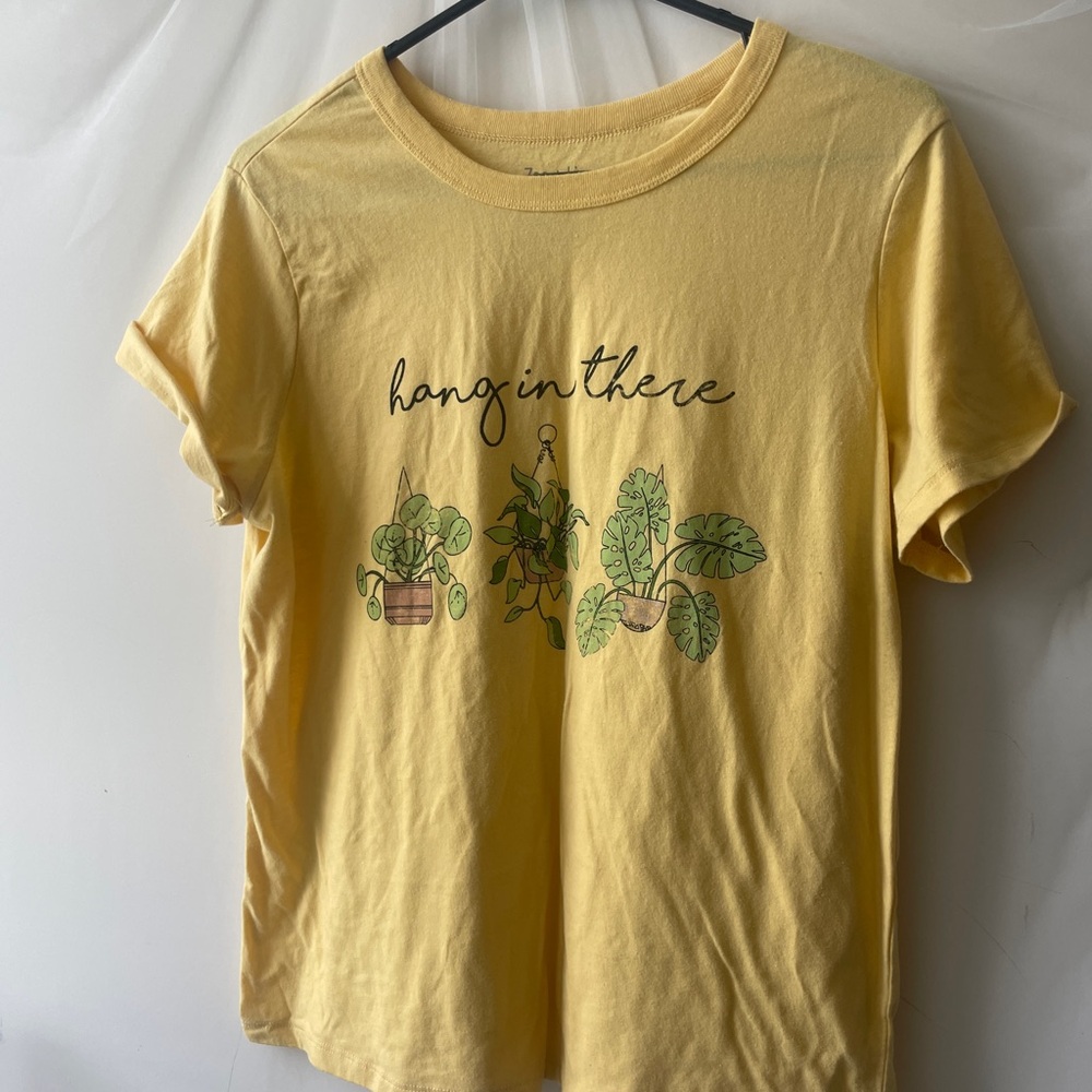 Sold 🪴
Zoe + Liv Yellow and Green Graphic Cuffed Sleeve Tee